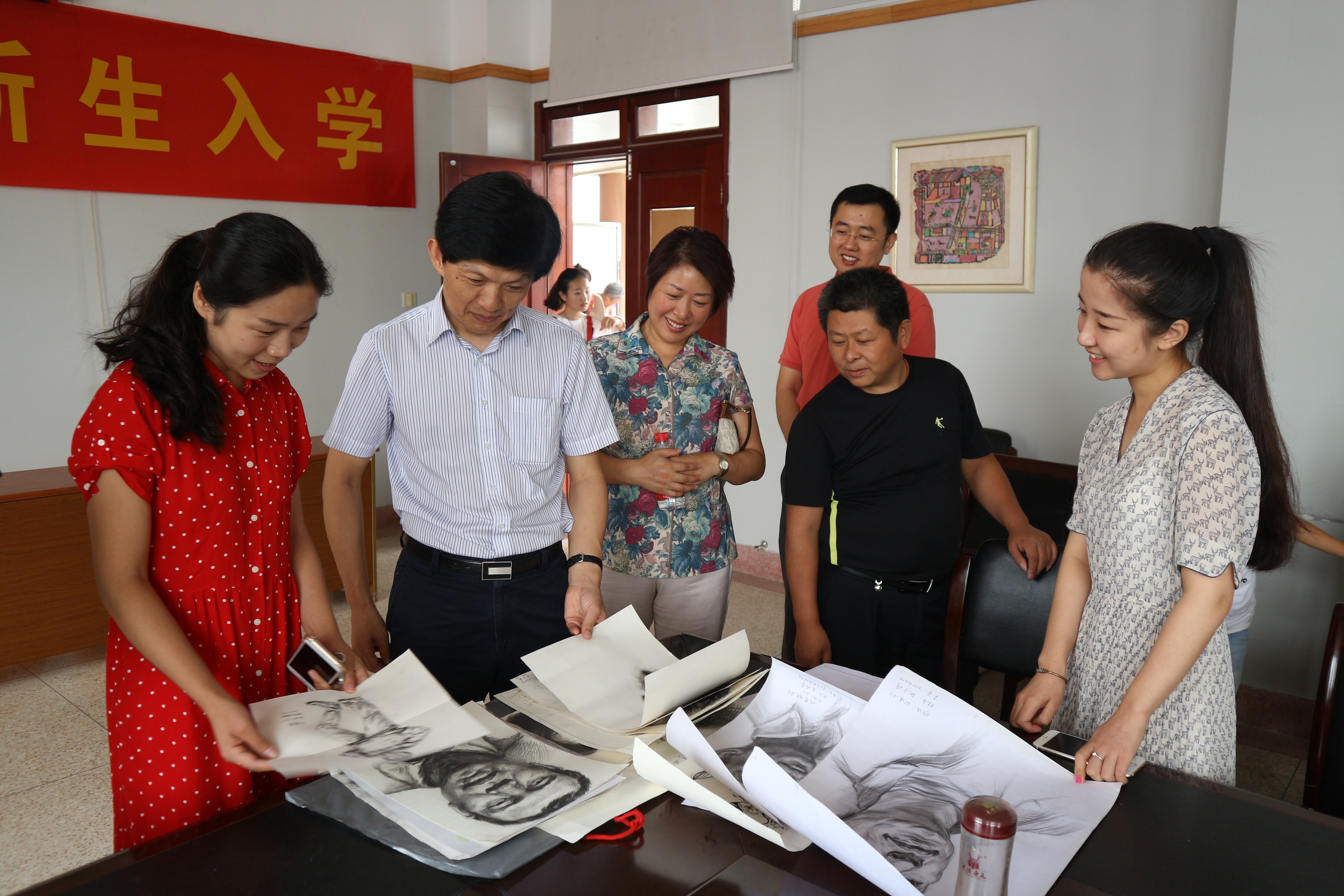 宋学锋董事长视察bw必威西汉姆联官方网站迎新工作并翻阅新生暑期作业作品.JPG